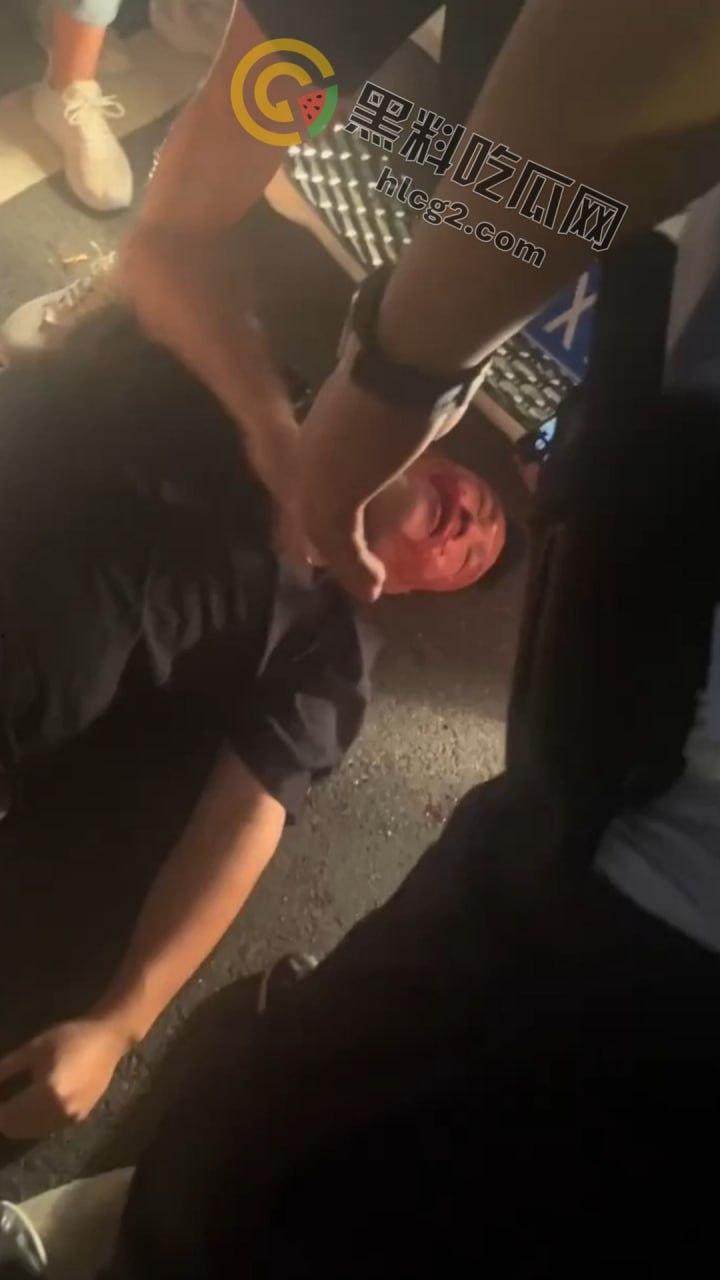 南京“鬼市”风波！城管出动遭摊贩围攻，居民喊话整顿占道经营-9