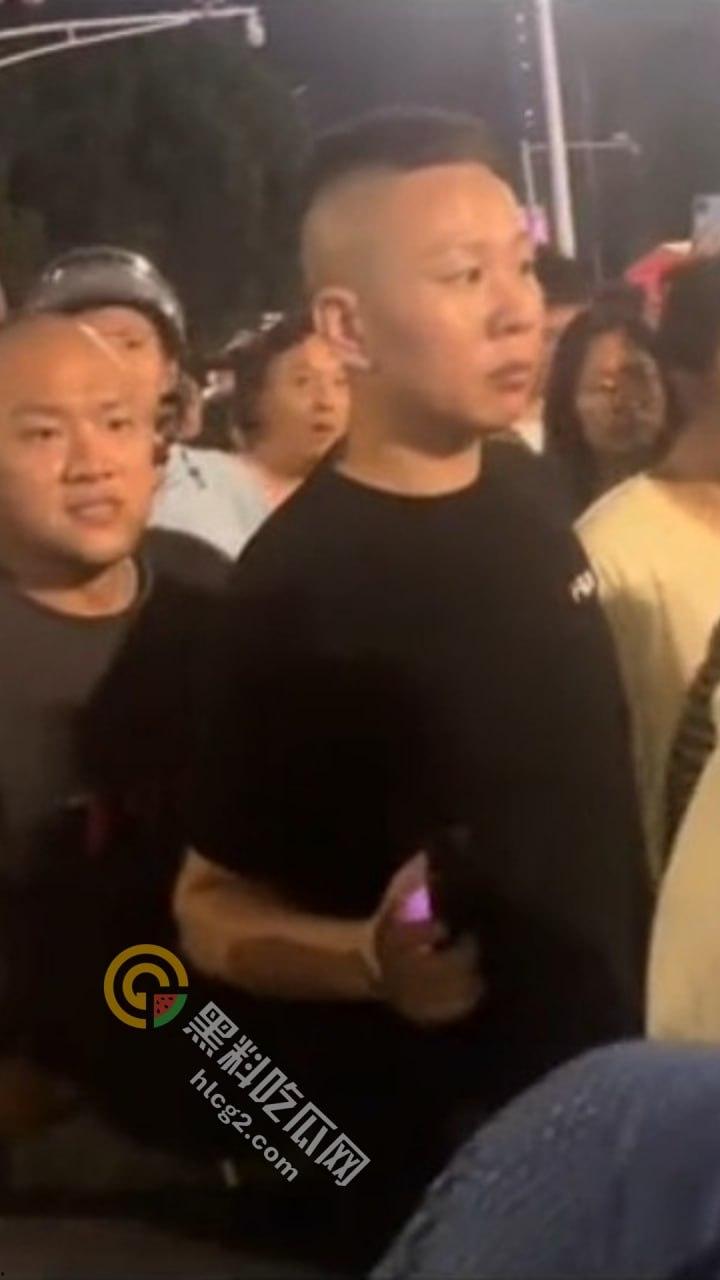 南京“鬼市”风波！城管出动遭摊贩围攻，居民喊话整顿占道经营-12