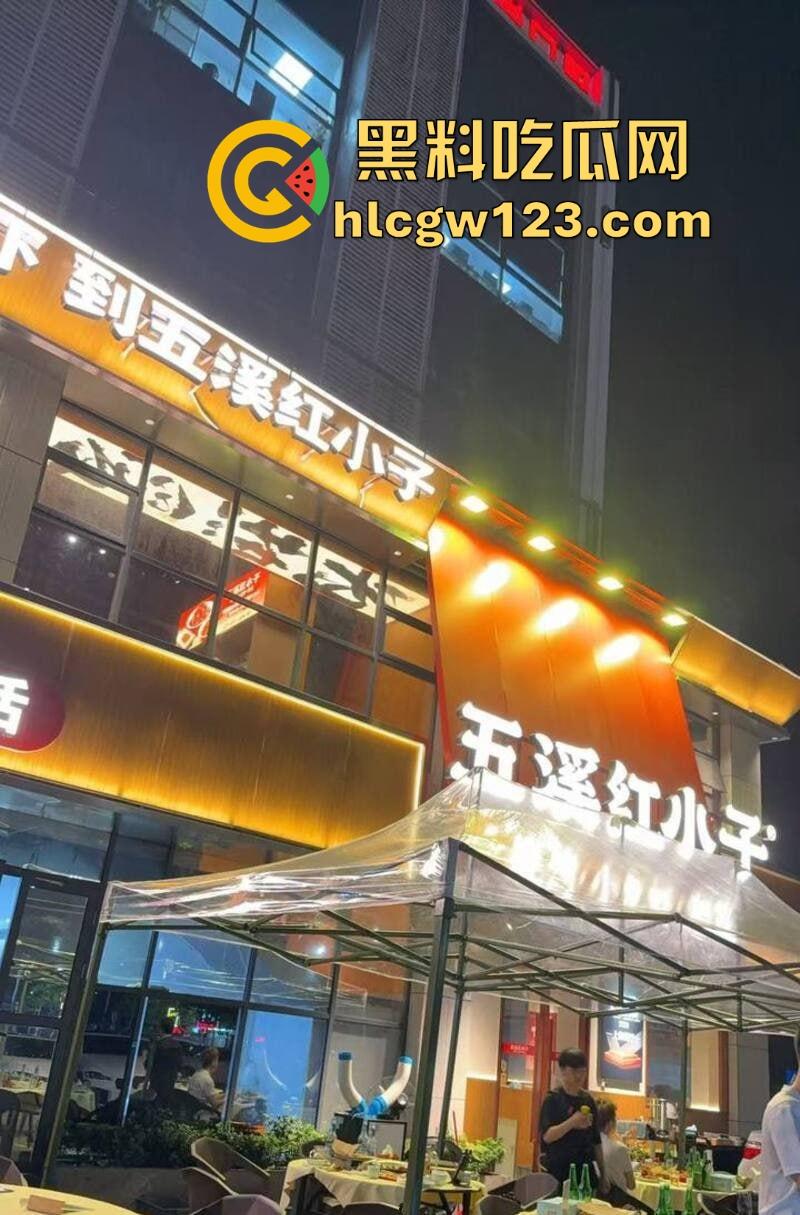 深圳五溪红小子餐厅惊爆大瓜！一对男女吃饭途中按捺不住去厕所激情啪啪 女方身材火辣 聊天记录曝光！-6