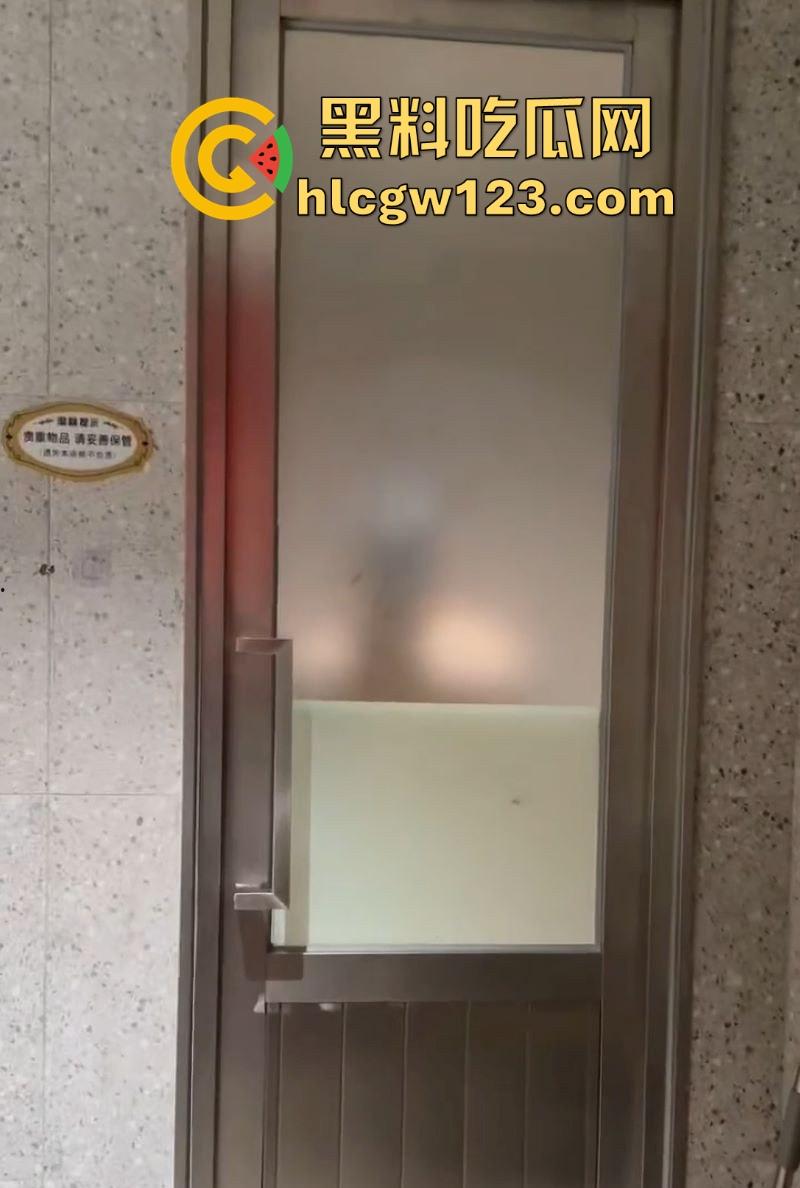 深圳五溪红小子餐厅惊爆大瓜！一对男女吃饭途中按捺不住去厕所激情啪啪 女方身材火辣 聊天记录曝光！-10