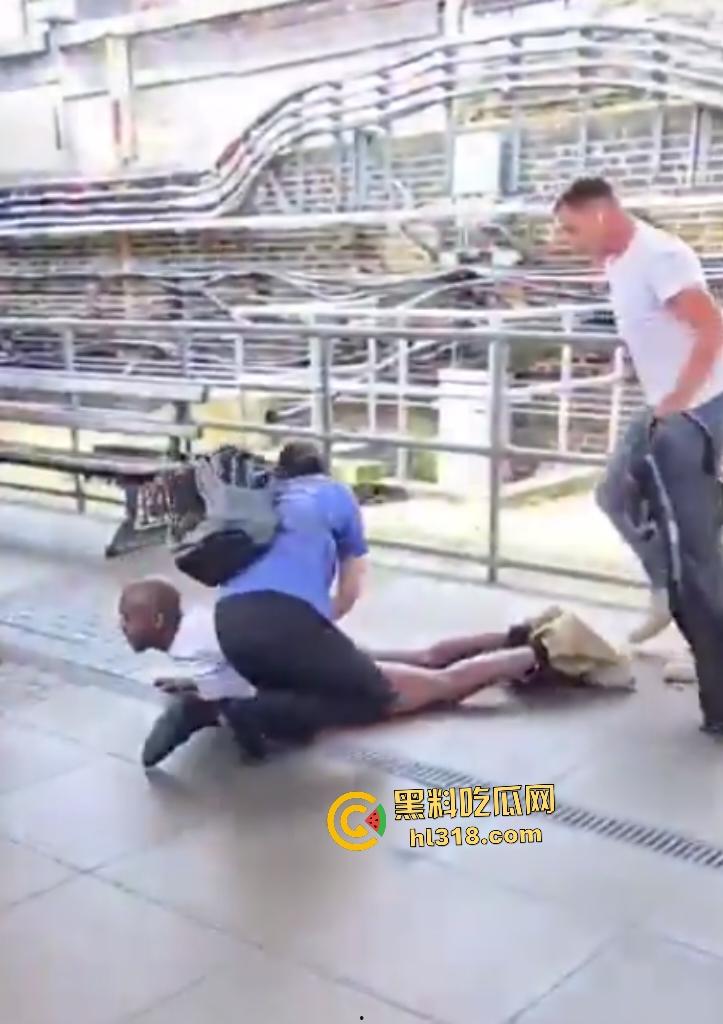 伦敦地铁黑人直接脱裤子露屌，站着玩手机还偶尔甩来甩去，白人看不惯直接叫周围人一起暴揍！-8