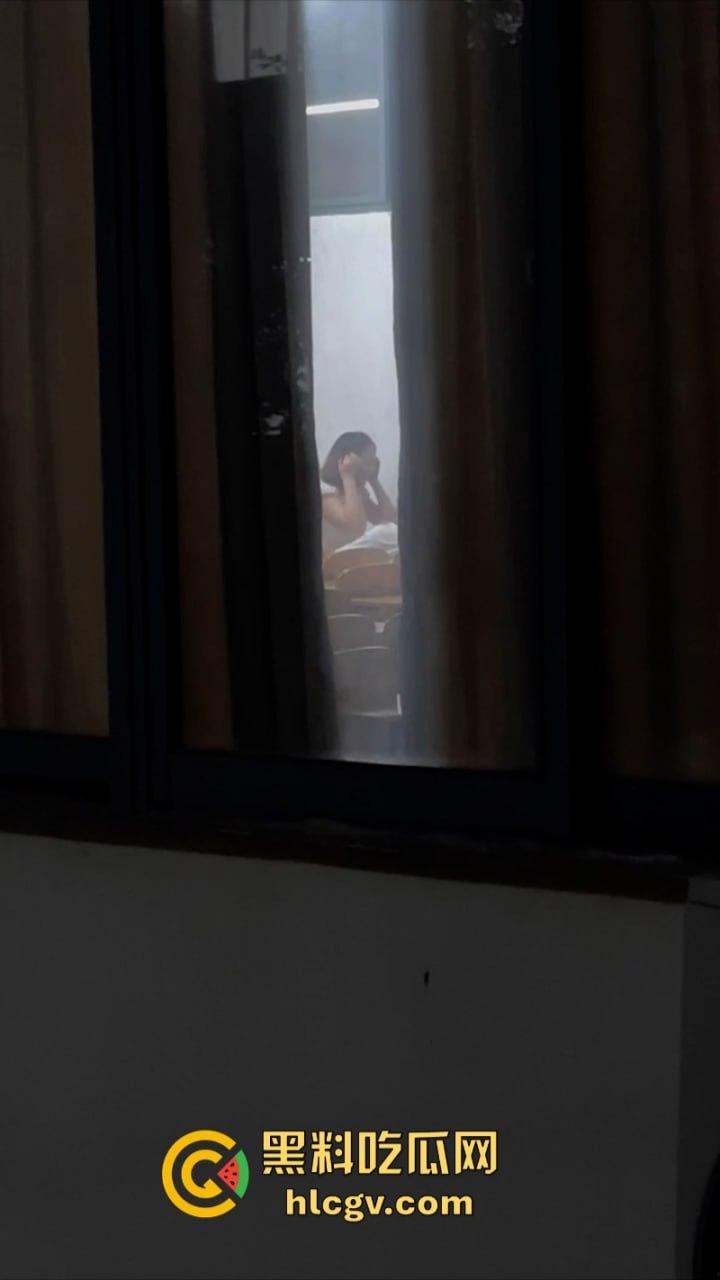 教室打急炮不拉帘 温州学院林玉婵与男友啪啪被同学全程拍到-5