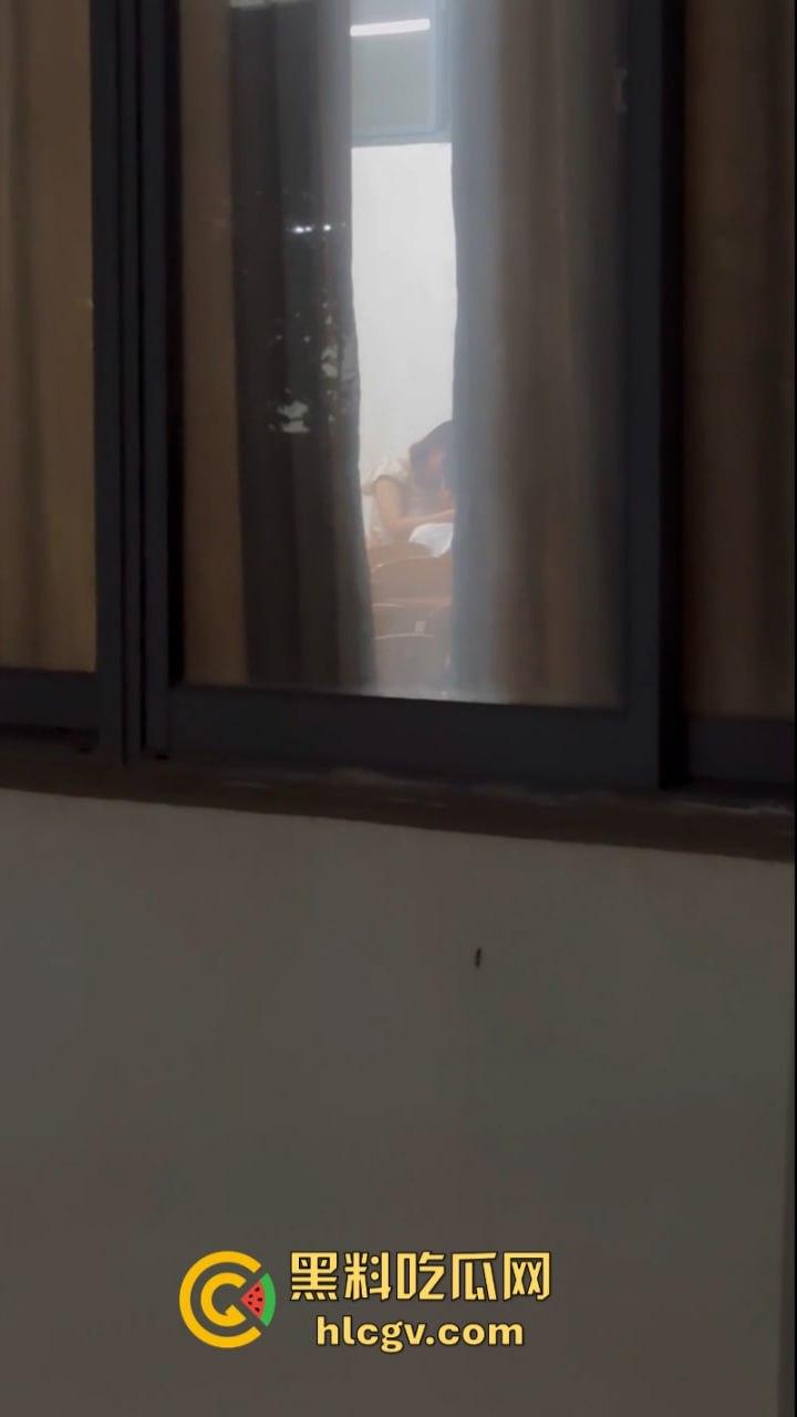 教室打急炮不拉帘 温州学院林玉婵与男友啪啪被同学全程拍到-8
