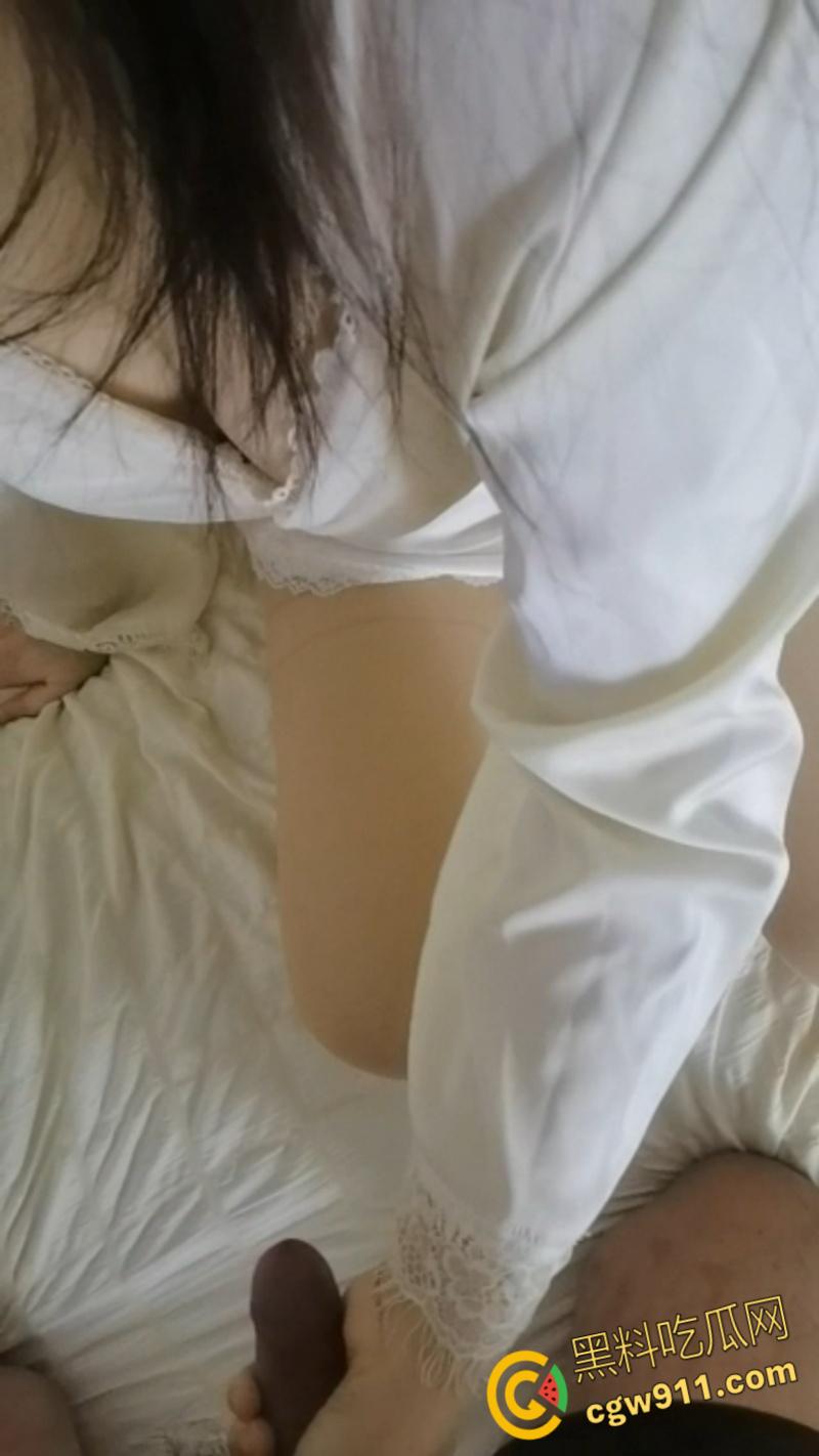 老婆为了挽回出轨的我，，穿上情趣睡衣性感丝袜，深喉口爆乳交调情，女人就应该被调教开发才好玩 ！-3