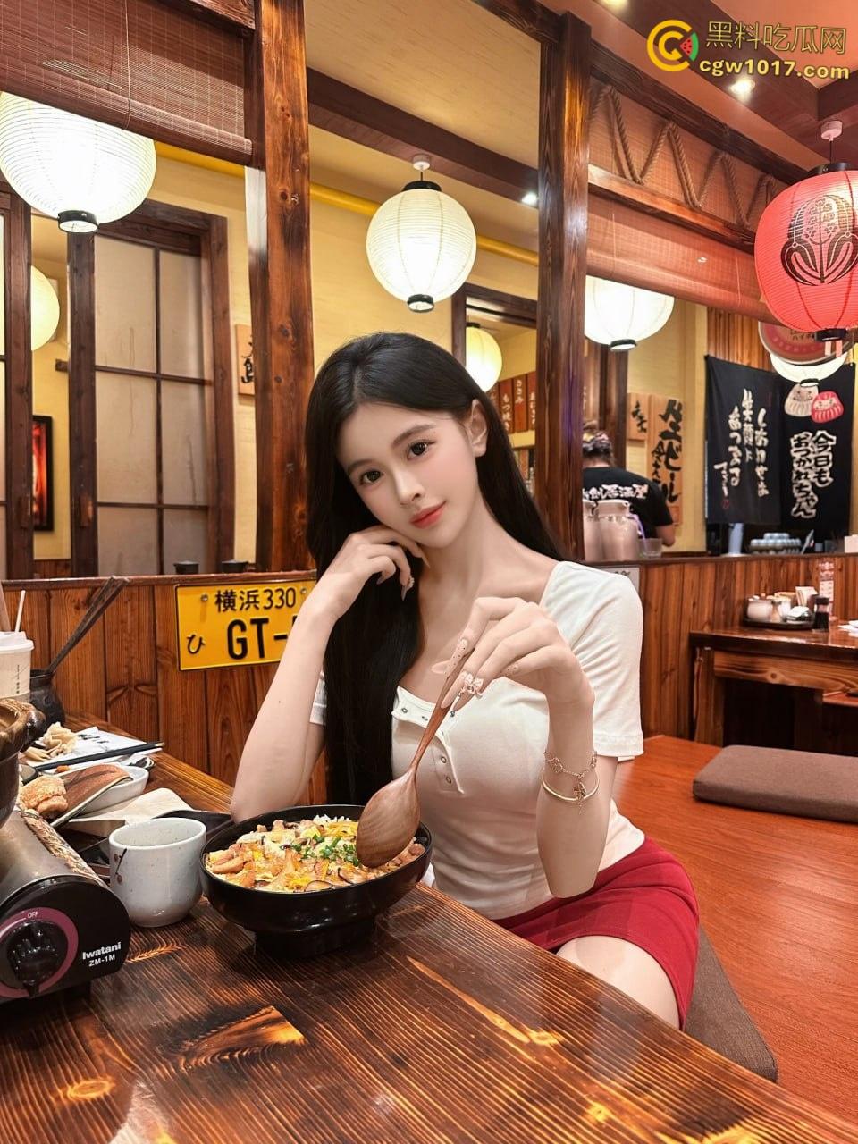 粘人的妹妹上学都要和我同居， 周末一回家就要给我按摩，穿着性感的珍珠内裤，被我架起肉丝美腿无套内射 ！-1