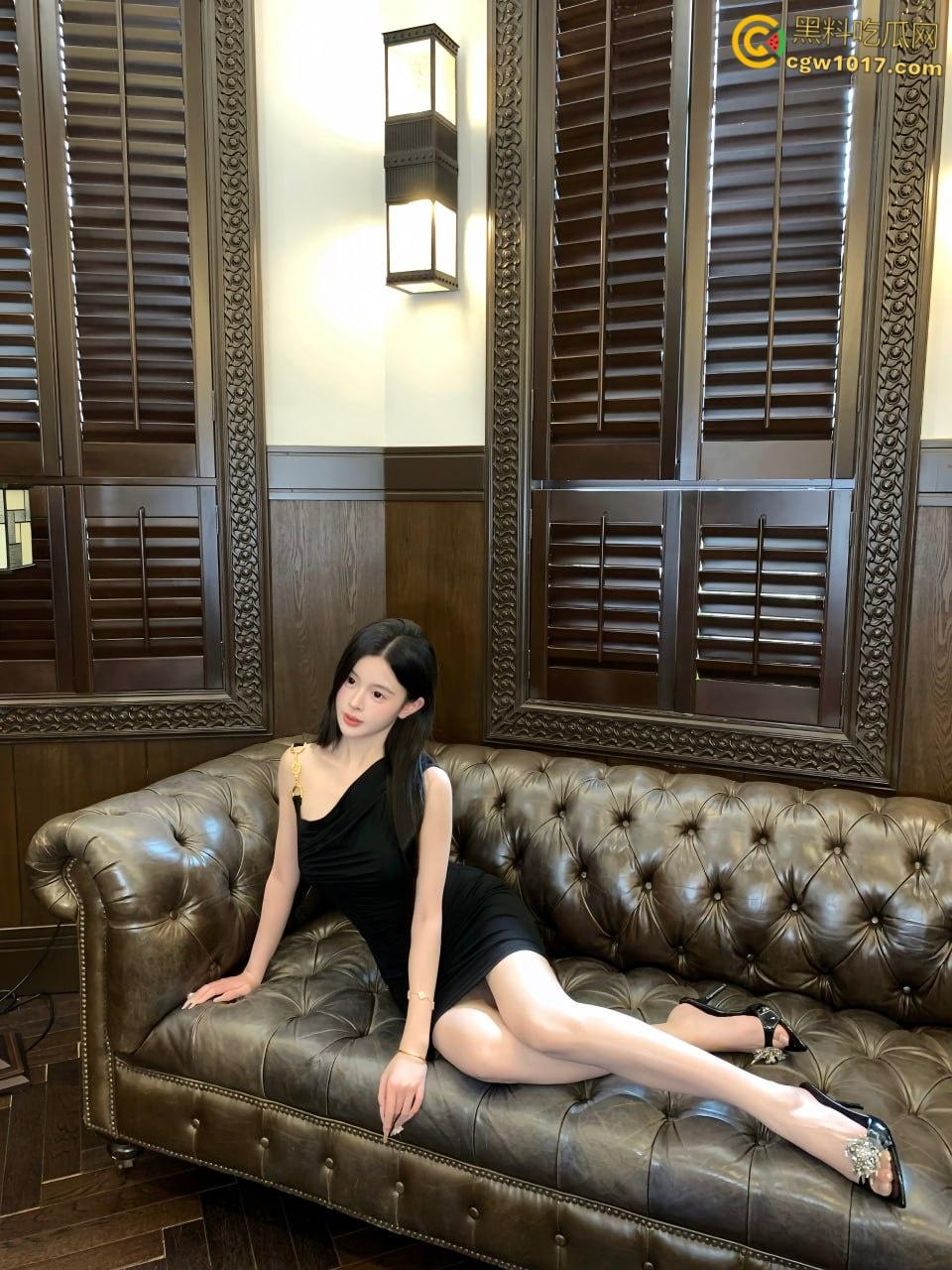 粘人的妹妹上学都要和我同居， 周末一回家就要给我按摩，穿着性感的珍珠内裤，被我架起肉丝美腿无套内射 ！-3