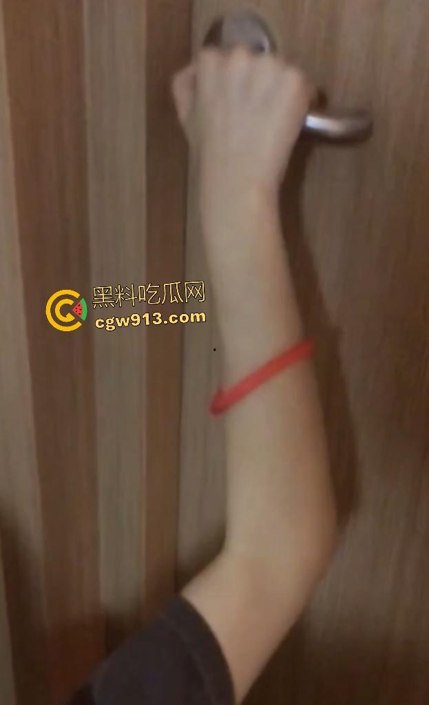 绿帽男友阳痿活该！骚逼女友劈腿，酒店抓门把手被小三后入狂操，奶子被抓爽到病都好了！-4