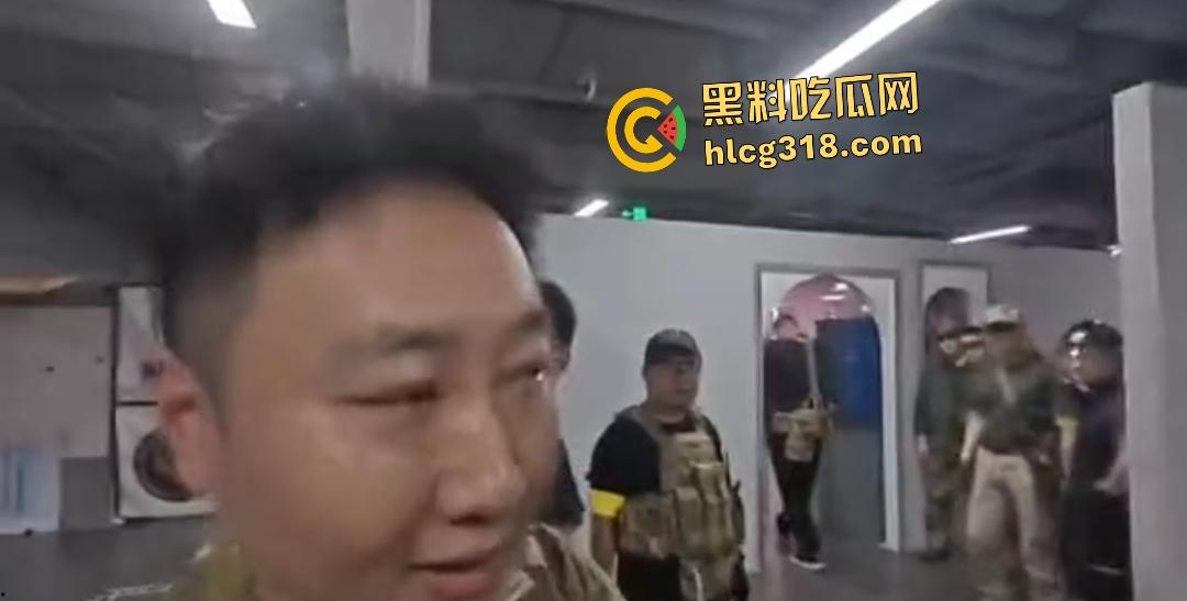 抖音【胖小悦】真人CS故意打人耍赖！黑衣侠见义勇为和胖妞男友起冲突！小仙女打不得？-8