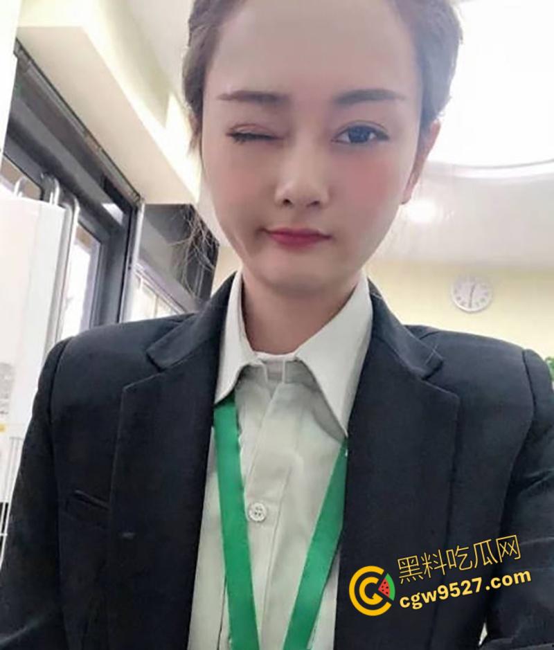 沈阳芒果不动产【沈佳润】,饥渴少妇碰上无能老公,私下约炮一对二激情3P,前后夹击爆操内射 !-1