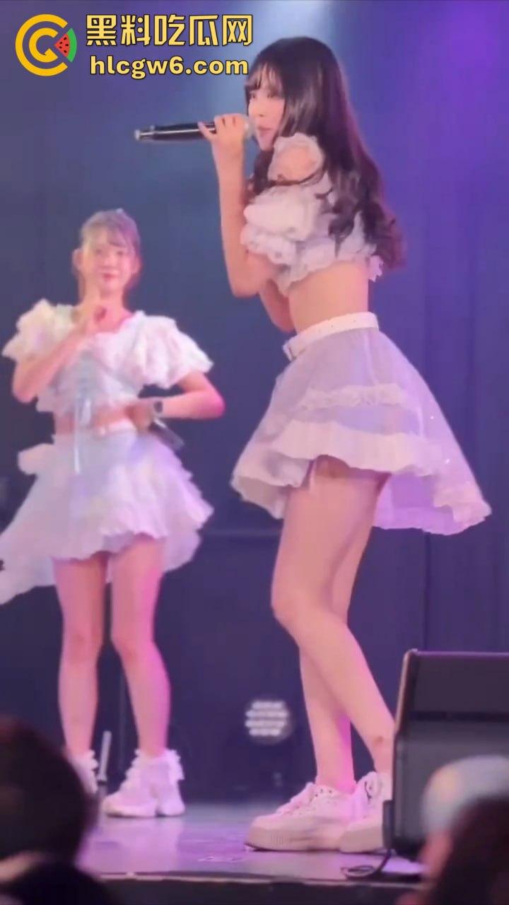 宅男挤爆日本女团演唱会,樱花妹不穿打底卖力热舞,胖次露得清清楚楚,前排观众嗨到失控!-3