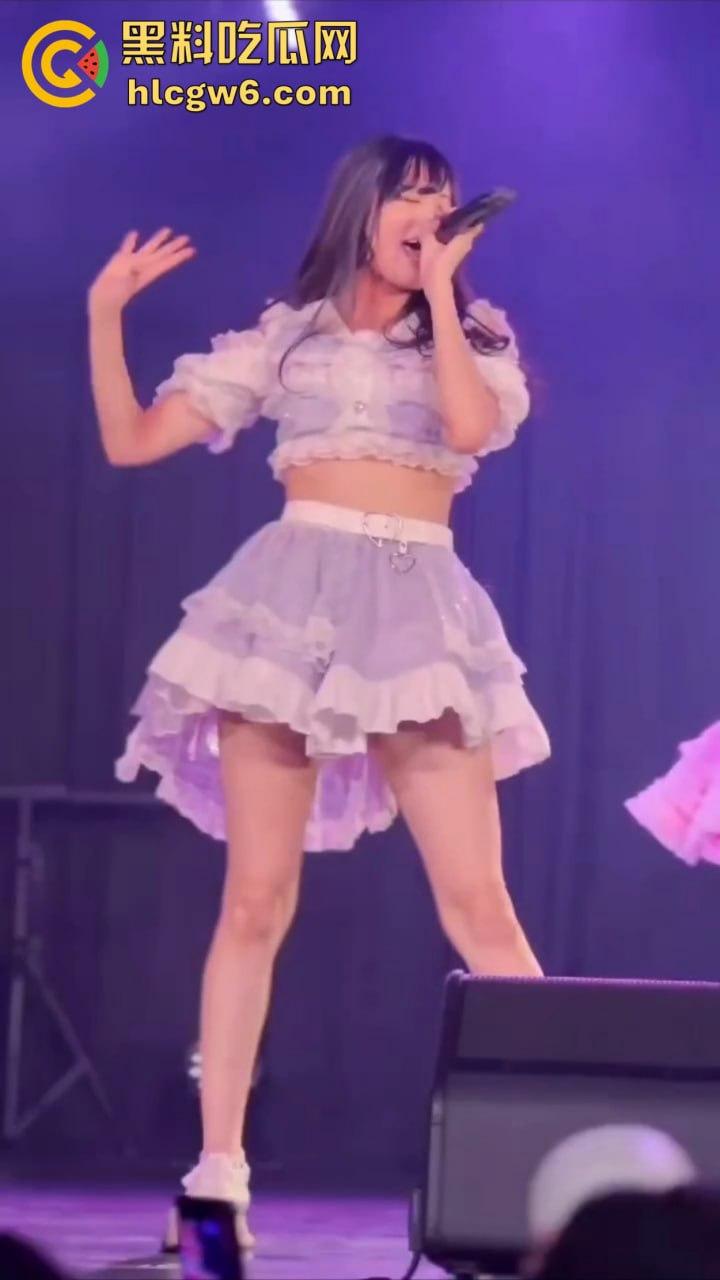 宅男挤爆日本女团演唱会,樱花妹不穿打底卖力热舞,胖次露得清清楚楚,前排观众嗨到失控!-5