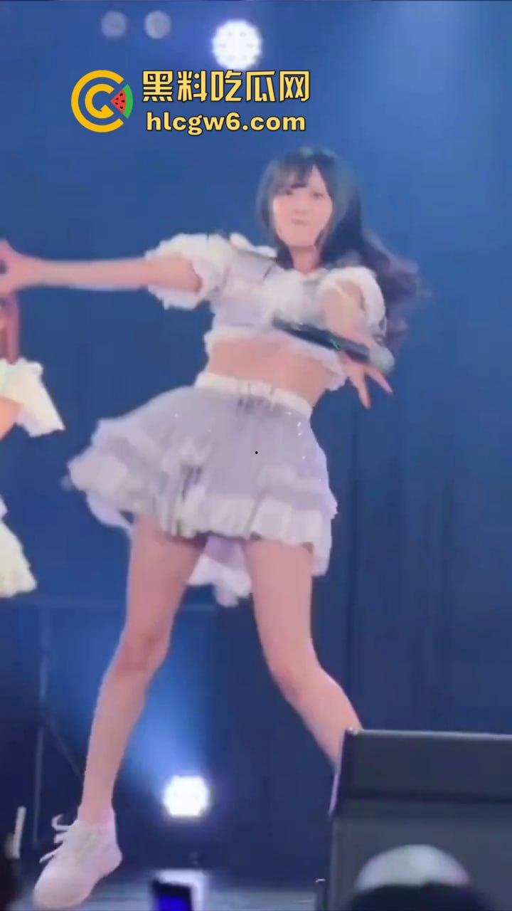 宅男挤爆日本女团演唱会,樱花妹不穿打底卖力热舞,胖次露得清清楚楚,前排观众嗨到失控!-6