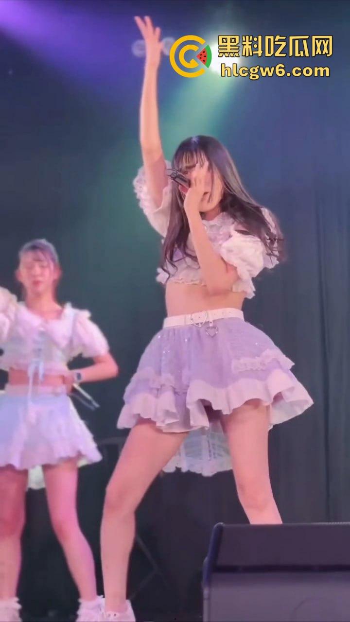 宅男挤爆日本女团演唱会,樱花妹不穿打底卖力热舞,胖次露得清清楚楚,前排观众嗨到失控!-8