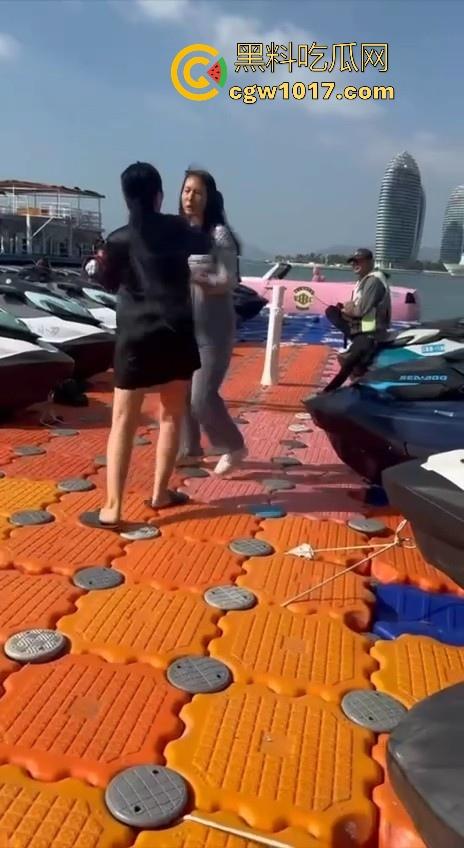 海南三亚钟情会所海边两大极品女现场撕逼，谁也不服谁直接开干，扯头发抓胸打起来丝毫不输男的，拦都拦不开！-3
