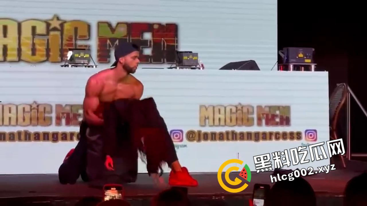 全网曝光香港演唱会名场面微打码原视频！肌肉猛男性感妖娆的面对面发骚 小仙女的裤衩子已经胶粘了-4