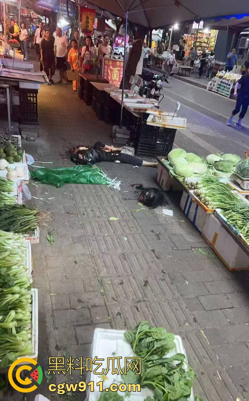 重庆大渡口马王乡菜市场，骚妇手持杀猪刀剁头，把情人侄女误认为是小三，当场把脑袋砍下来，这也太残暴了！-2