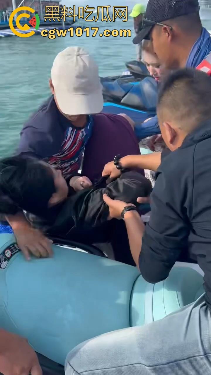 海南三亚钟情会所海边两大极品女现场撕逼，谁也不服谁直接开干，扯头发抓胸打起来丝毫不输男的，拦都拦不开！-9