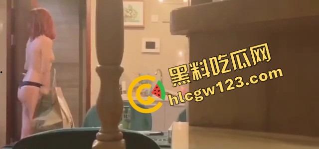 主人命令她勾引外卖小哥，她脱光了他却背过身，饿了么小哥怒斥我只是来送饭的，别搞这出！-8