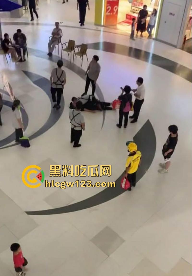 成都万达商场 两男当众倒地热吻 这尺度惊的围观群众目瞪口呆！-5