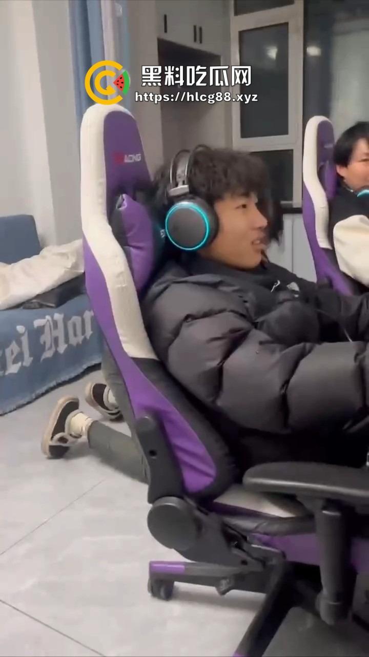 电竞酒店男友前头1V3猛干岳山开团，女友后头跟骚闺蜜撕逼扯奶子，把好姐妹内衣都差点扯出来！-1