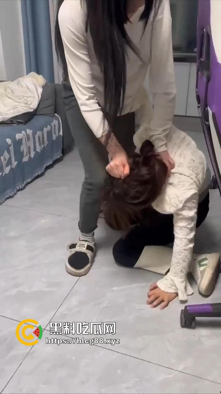 电竞酒店男友前头1V3猛干岳山开团，女友后头跟骚闺蜜撕逼扯奶子，把好姐妹内衣都差点扯出来！-10