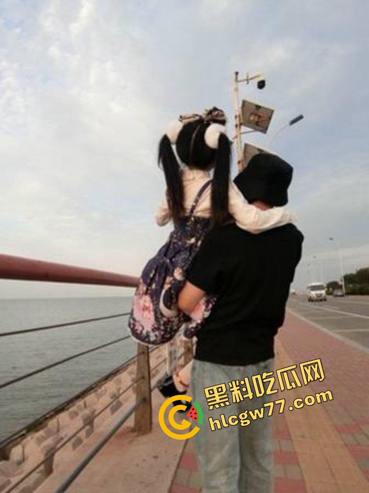 青岛已婚萝莉【嫩小瑶】小屁股光天化日给人看，芭比倒插猛操嫩逼，翘臀细腰黑丝白袜骚炸！-3