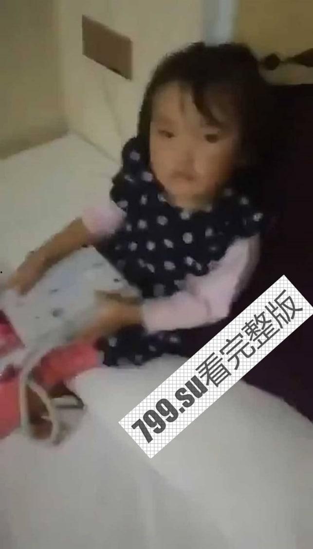大离谱事件！离异少妇带女儿到酒店约会老情人 当着女儿面草妈妈-5