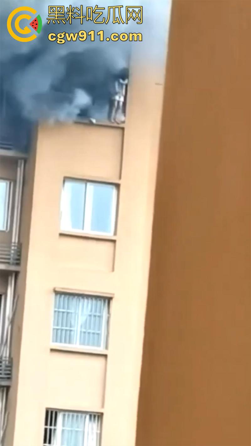 就怕蠢人灵机一动，女子和厂家理论，电瓶车电池不耐用，一气之下一脚踢翻，结果引发火灾，竟然选择跳窗？-1