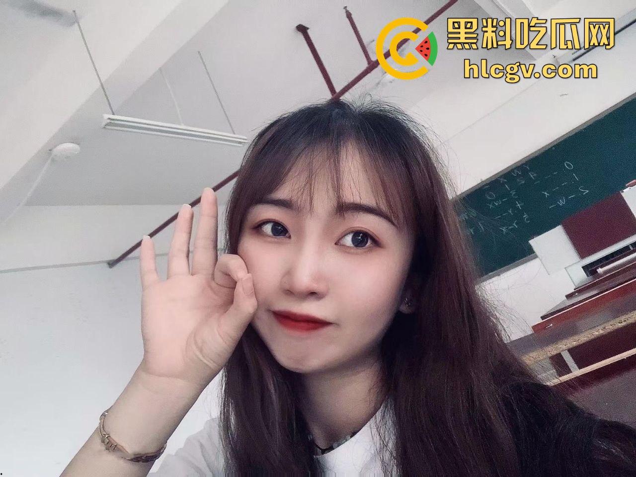 山东大学【刘温璐】疑似被偷拍不雅视频流出！长相清纯却放得开，骚劲十足让人瞠目结舌！-4