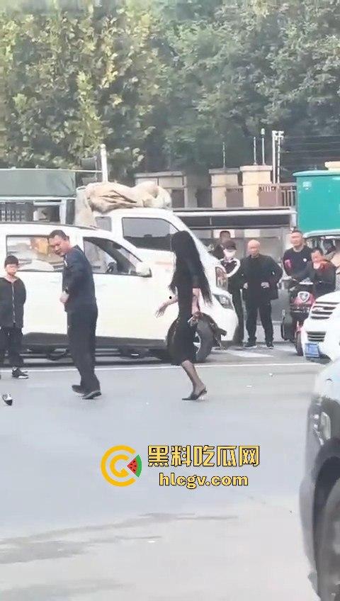 苏州情侣停车场上演跪地求饶两极反转成当街暴揍！黑丝高跟女不依不饶，男友按地上皮带伺候！-9