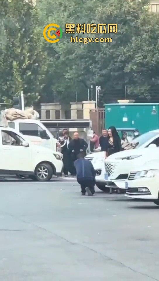 苏州情侣停车场上演跪地求饶两极反转成当街暴揍！黑丝高跟女不依不饶，男友按地上皮带伺候！-10