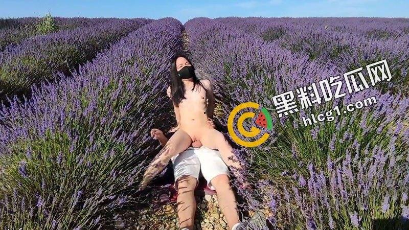 英国留学生肥臀反差女 为追求刺激与大鸡巴洋男友在薰衣草庄园 露出打野战-1