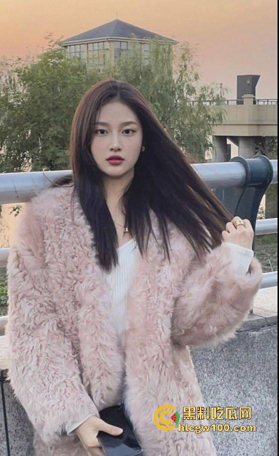 郑州【严冰】被干爹包养成床上玩物，大哥花钱买爽，连续几天没日没夜地操，逼都肿了还要干！-11