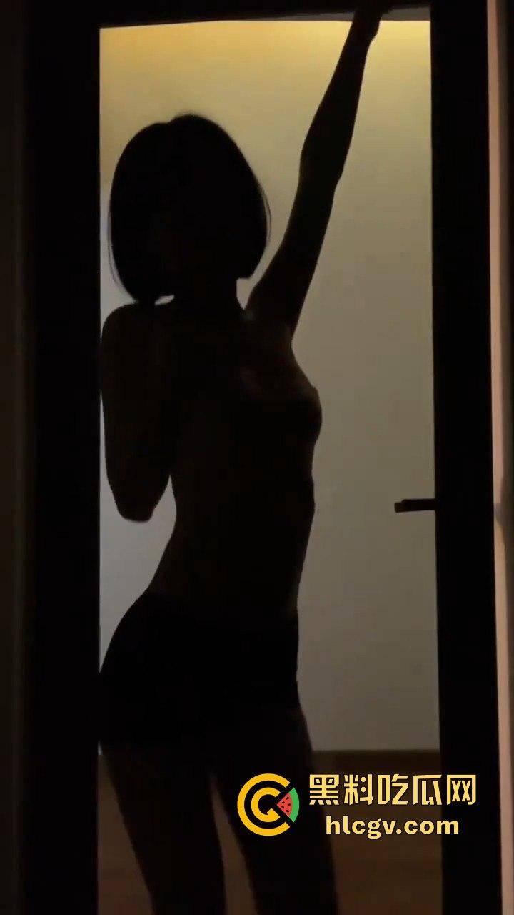 抖音网红开关灯变装骚操作之非常规抖音！美乳摇晃露乳撩人，灯光一暗一明，个个都让人上头！-7