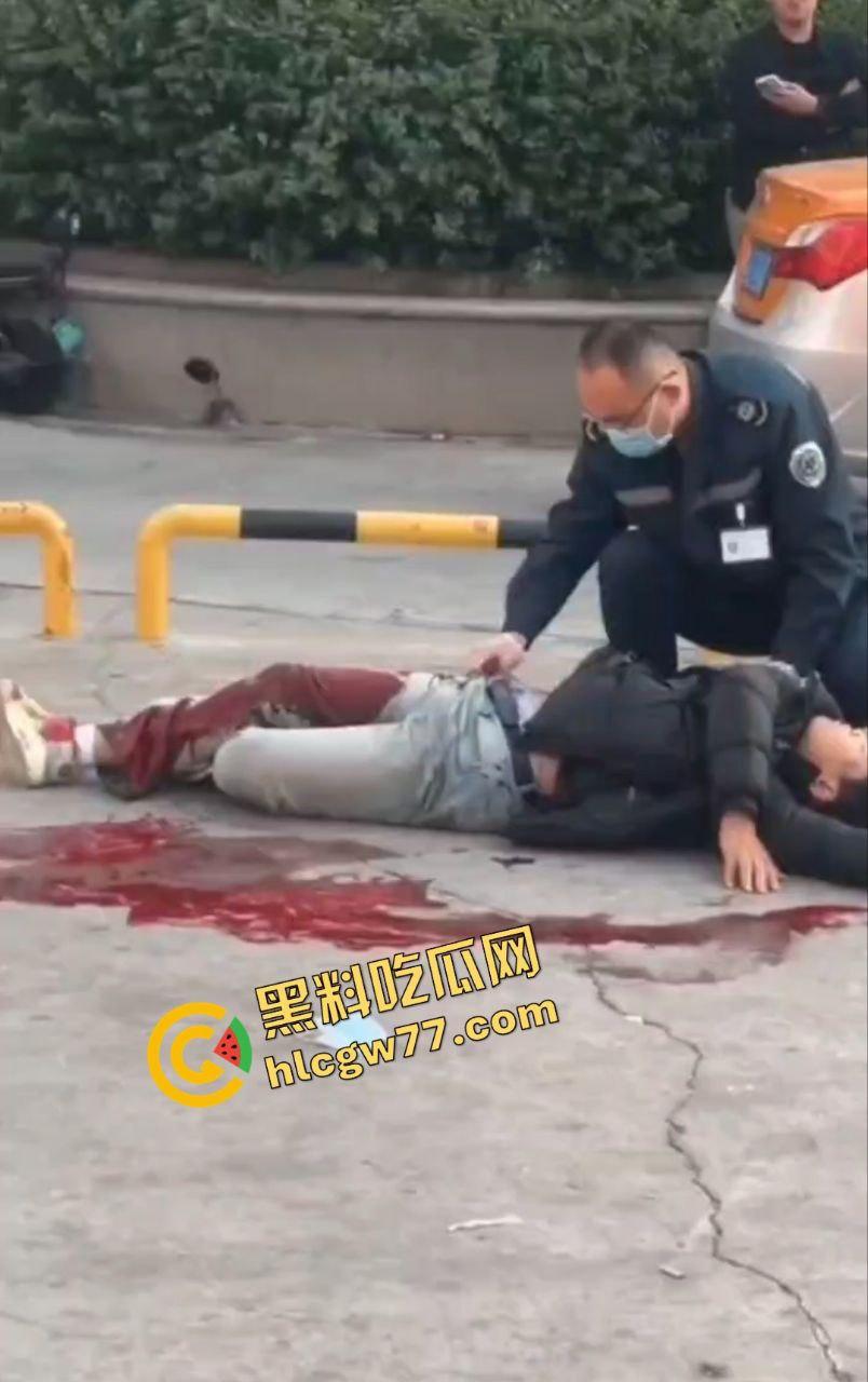 泰安万达精神小伙嚣张群殴致死！不让拍照还挑衅，血流成河把警察吓得腿软！-2