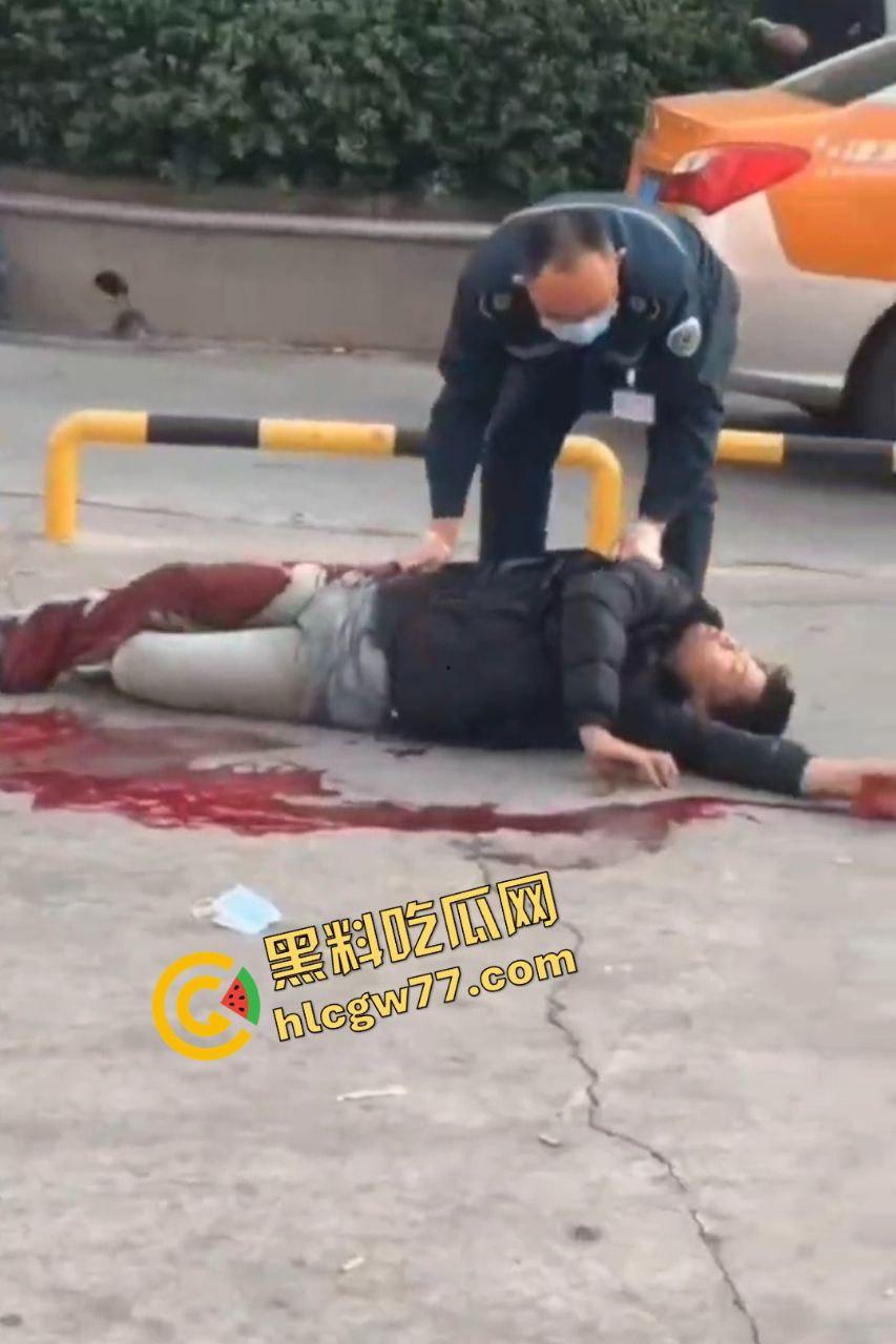 泰安万达精神小伙嚣张群殴致死！不让拍照还挑衅，血流成河把警察吓得腿软！-3