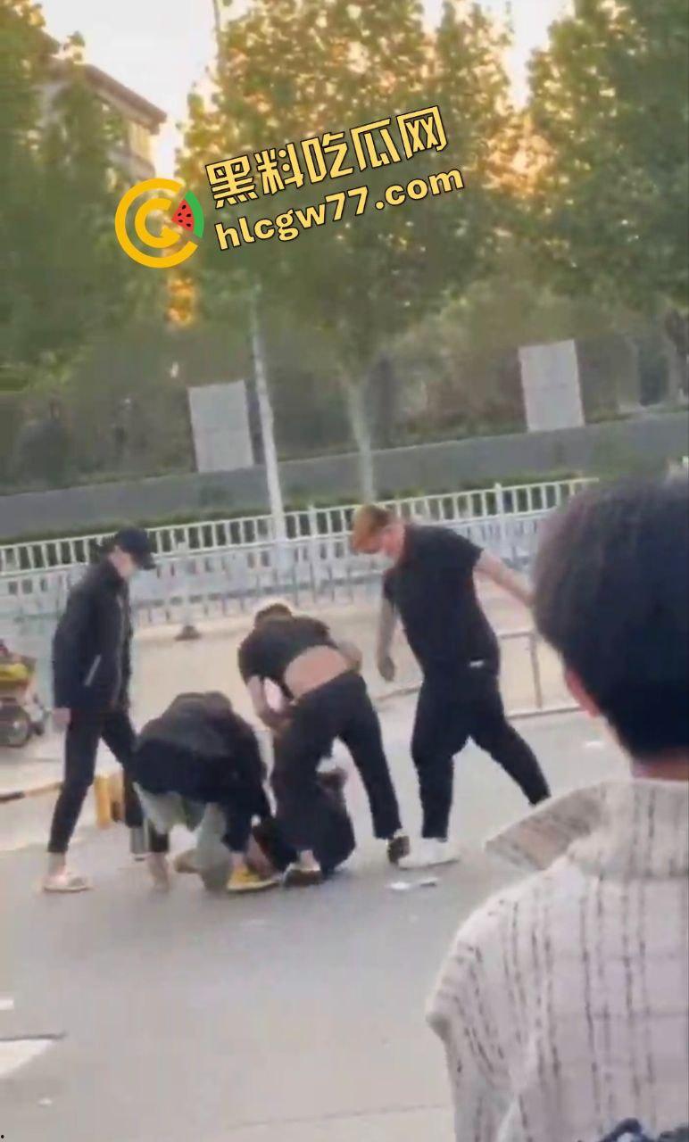 泰安万达精神小伙嚣张群殴致死！不让拍照还挑衅，血流成河把警察吓得腿软！-7