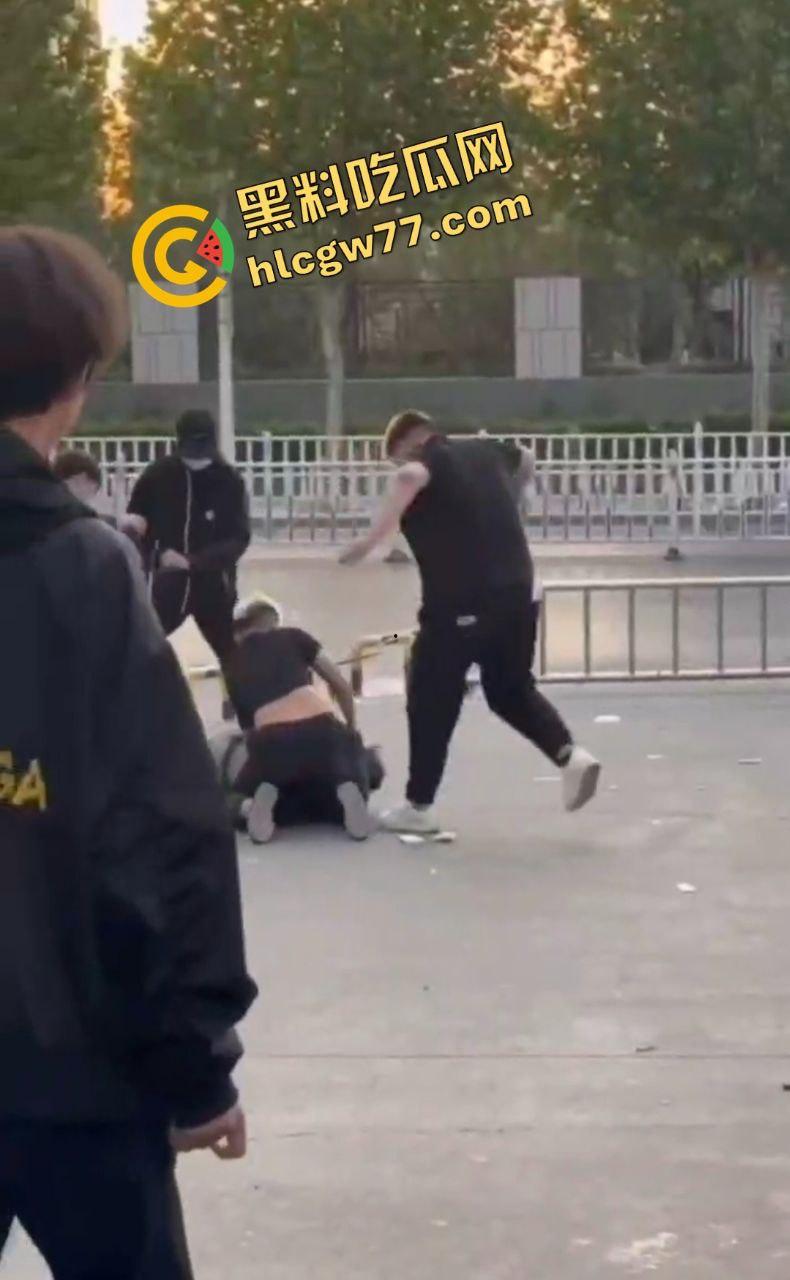 泰安万达精神小伙嚣张群殴致死！不让拍照还挑衅，血流成河把警察吓得腿软！-8