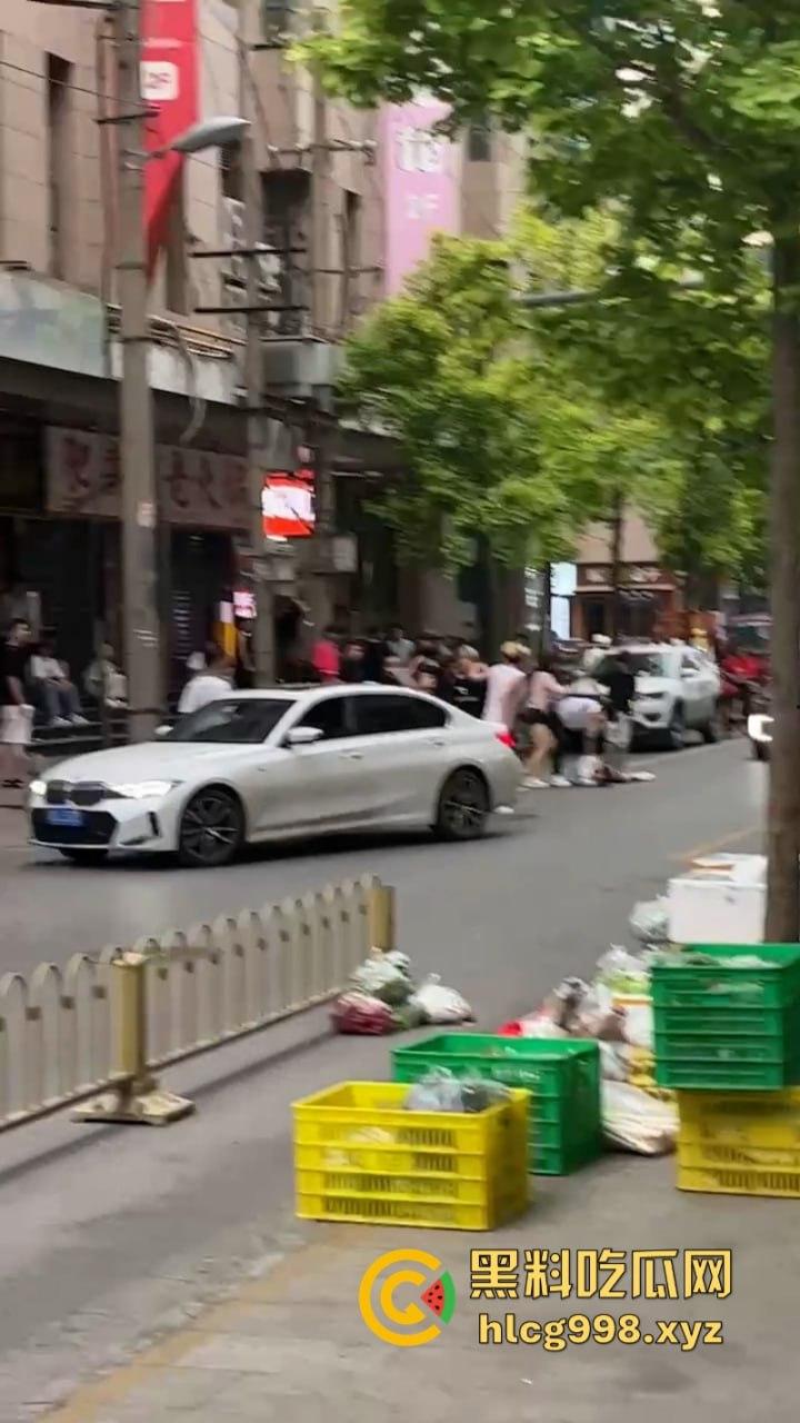 打架一时爽 脑袋嗡嗡响 河南郑州两泼社会青年暴力群殴 现场怎么还混入骚逼了？-3