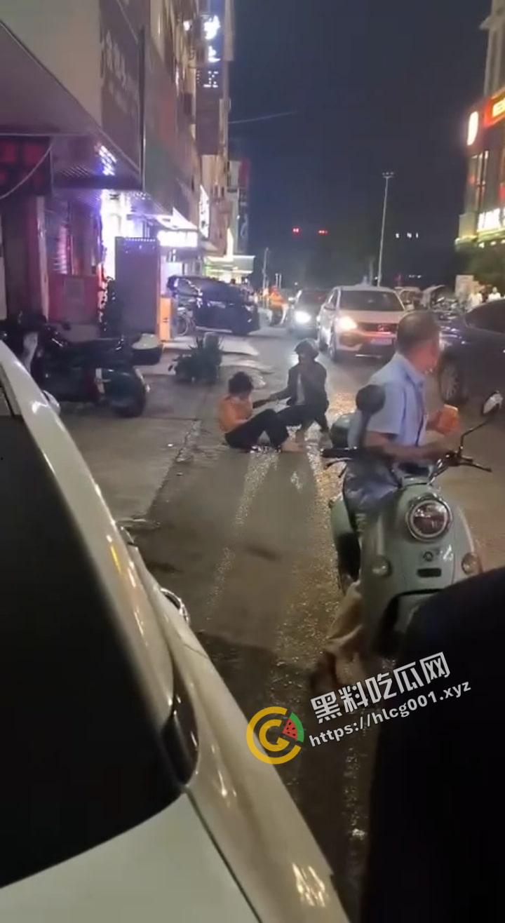 河池都安一男子因 老婆出轨当街化身狂怒刀子砍死情夫 再指着老婆破口大骂-3