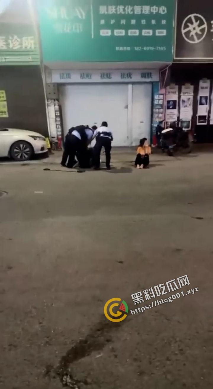 河池都安一男子因 老婆出轨当街化身狂怒刀子砍死情夫 再指着老婆破口大骂-4