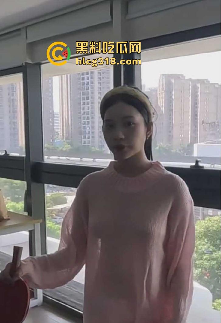 国内乒乓球媛转战海外抖音，G杯大奶真空打乒乓球，两颗奶子若隐若现，吸引大量粉丝驻足围观。-7
