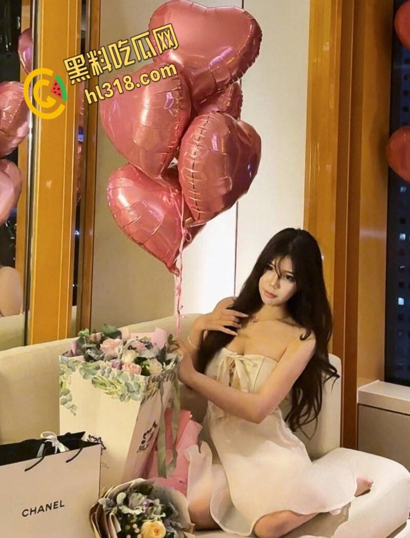 推特大神调教巨乳混血儿，巨乳小母狗自慰发骚，就像一条小母狗翘着屁股等你操，把反差玩的明明白白 ！-2