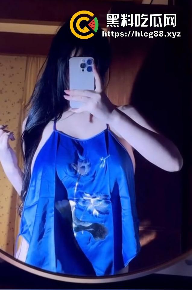 抖音『羊咩咩』童颜巨奶桃臀骚炸天，卖逼视频气疯榜一大哥，他怒甩她丁字裤被操烂的证据！-8