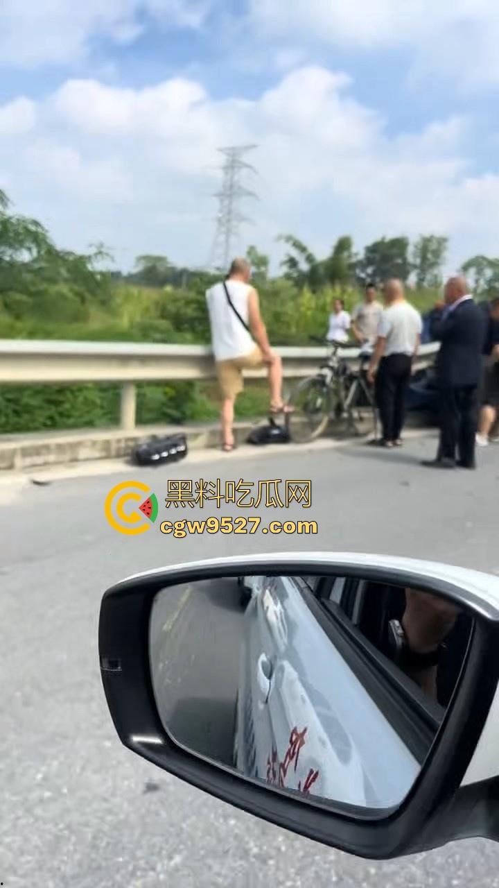 成都极氪撞护拦事故，严重的交通事故安全气囊居然没有弹出来，完全失去自救的机会，买极氪的朋友要注意啦！-6