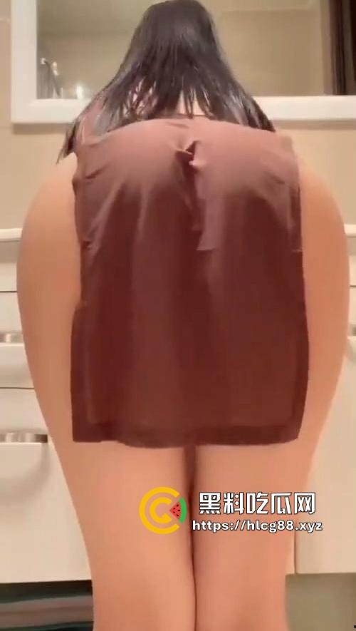 抖音『羊咩咩』童颜巨奶桃臀骚炸天，卖逼视频气疯榜一大哥，他怒甩她丁字裤被操烂的证据！-18