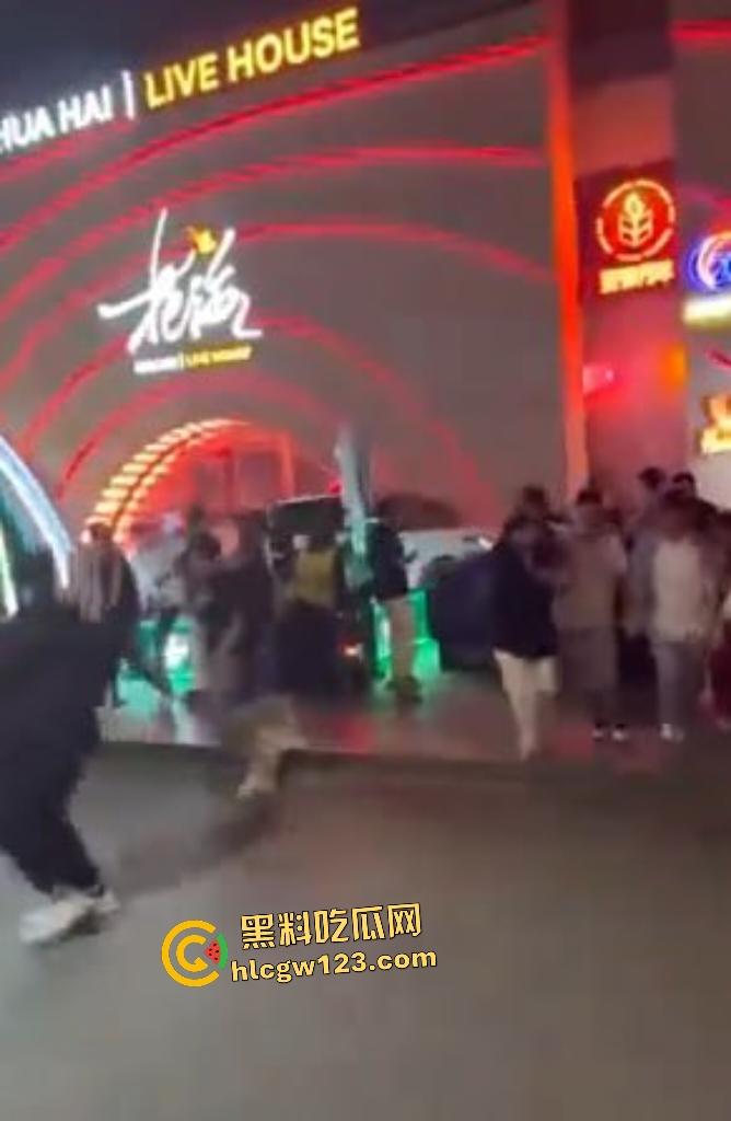凌晨1点山西太原花海酒后两个男的发生矛盾直接开路虎撞人,一群保安也只敢在门口看戏!-1