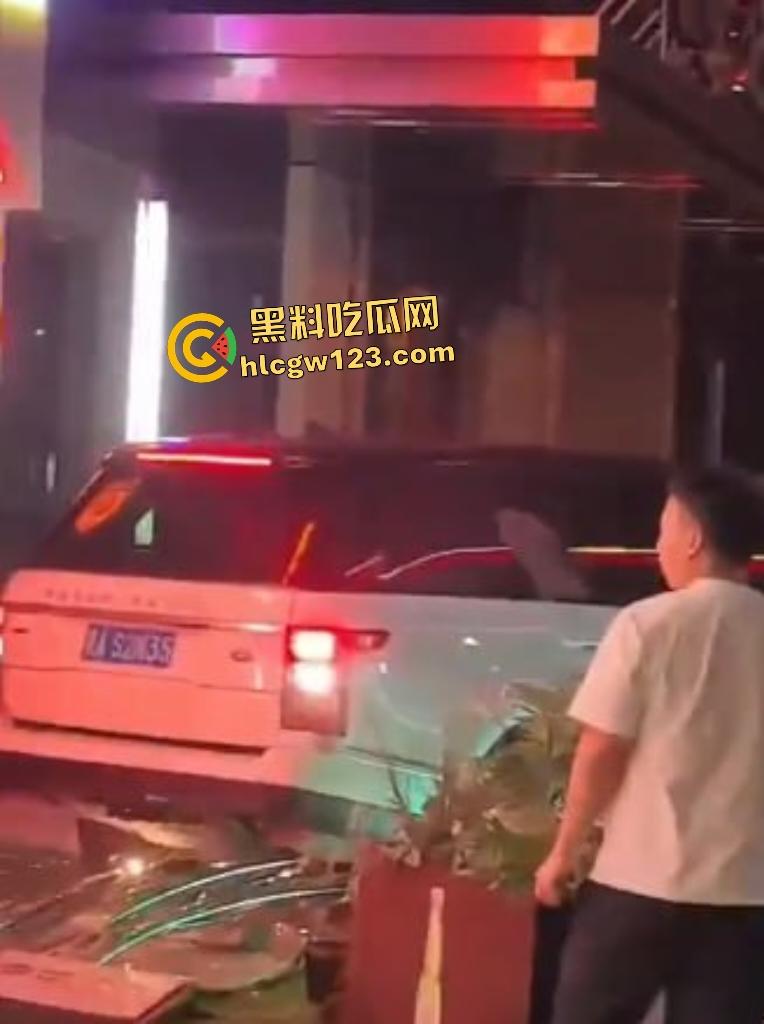 凌晨1点山西太原花海酒后两个男的发生矛盾直接开路虎撞人,一群保安也只敢在门口看戏!-5