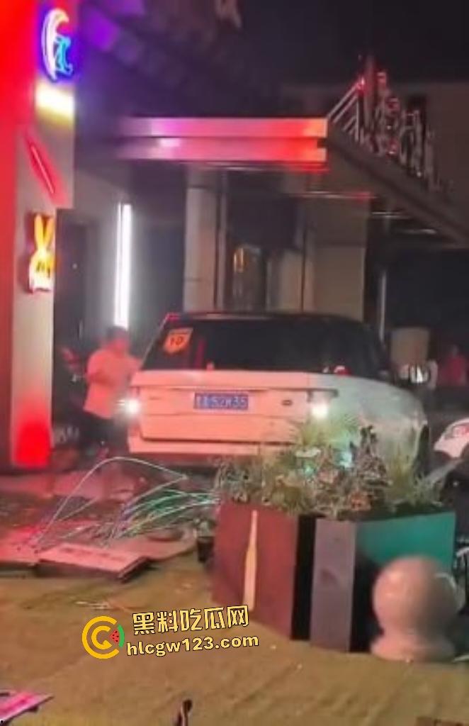 凌晨1点山西太原花海酒后两个男的发生矛盾直接开路虎撞人,一群保安也只敢在门口看戏!-6