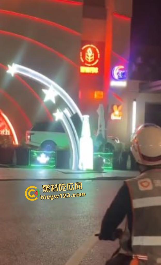 凌晨1点山西太原花海酒后两个男的发生矛盾直接开路虎撞人,一群保安也只敢在门口看戏!-8